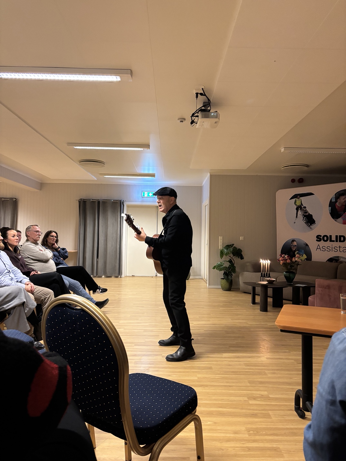 Ulf Risnes spiller gitar under Solid Assistanses pårørendekveld