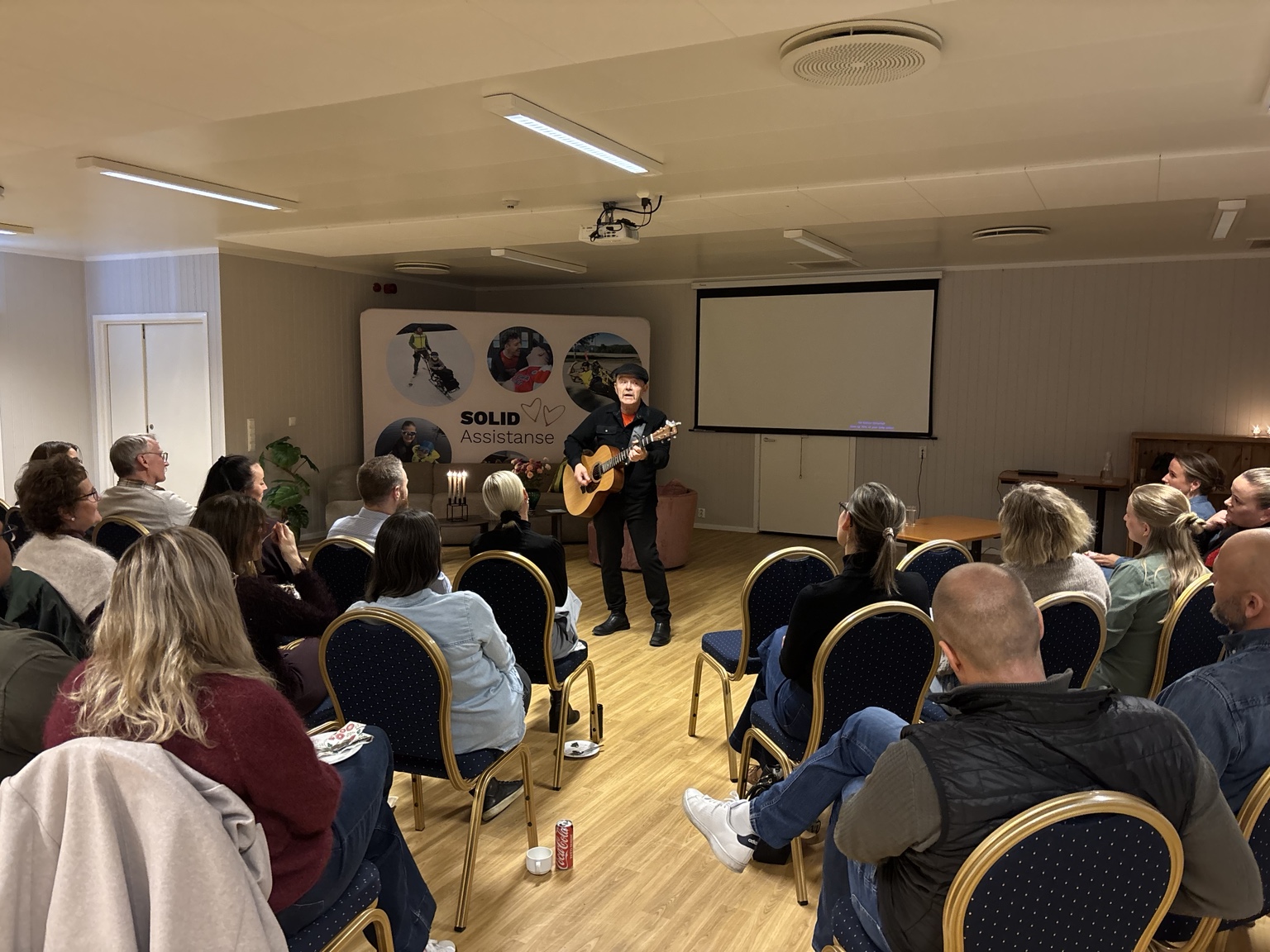 Musikk og fellesskap på Solid Assistanses pårørendekveld