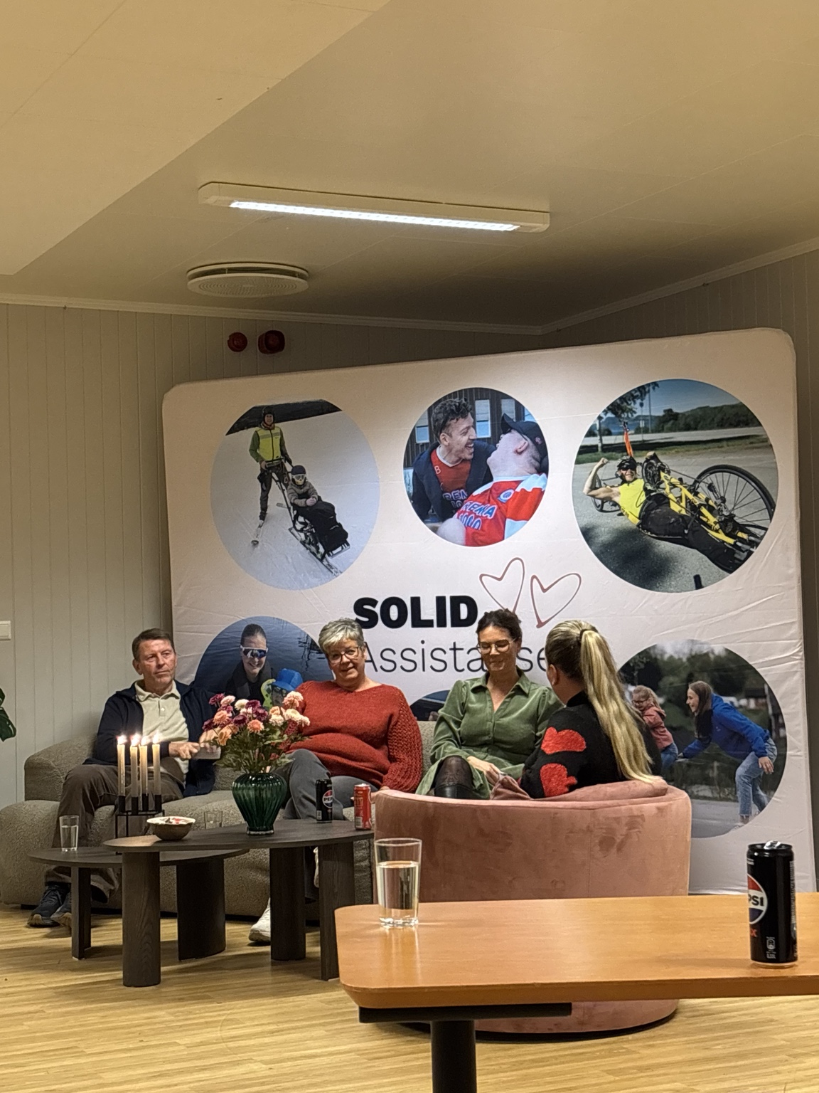 Sofaprat med tre arbeidsledere og Monica